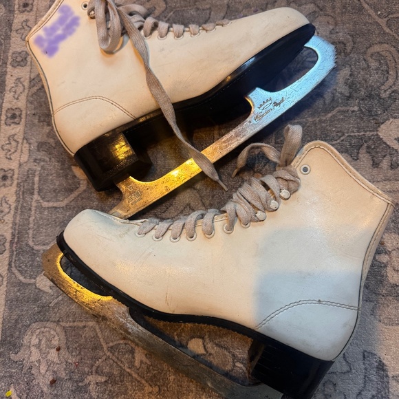 RARE ROYAL CANADIAN womens ice skates size 8 white lace up